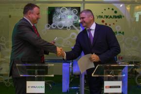 На выставке «Химия-2016» «УРАЛХИМ» и «Уралвагонзавод» подписали соглашение о совместной разработке инновационного подвижного состава