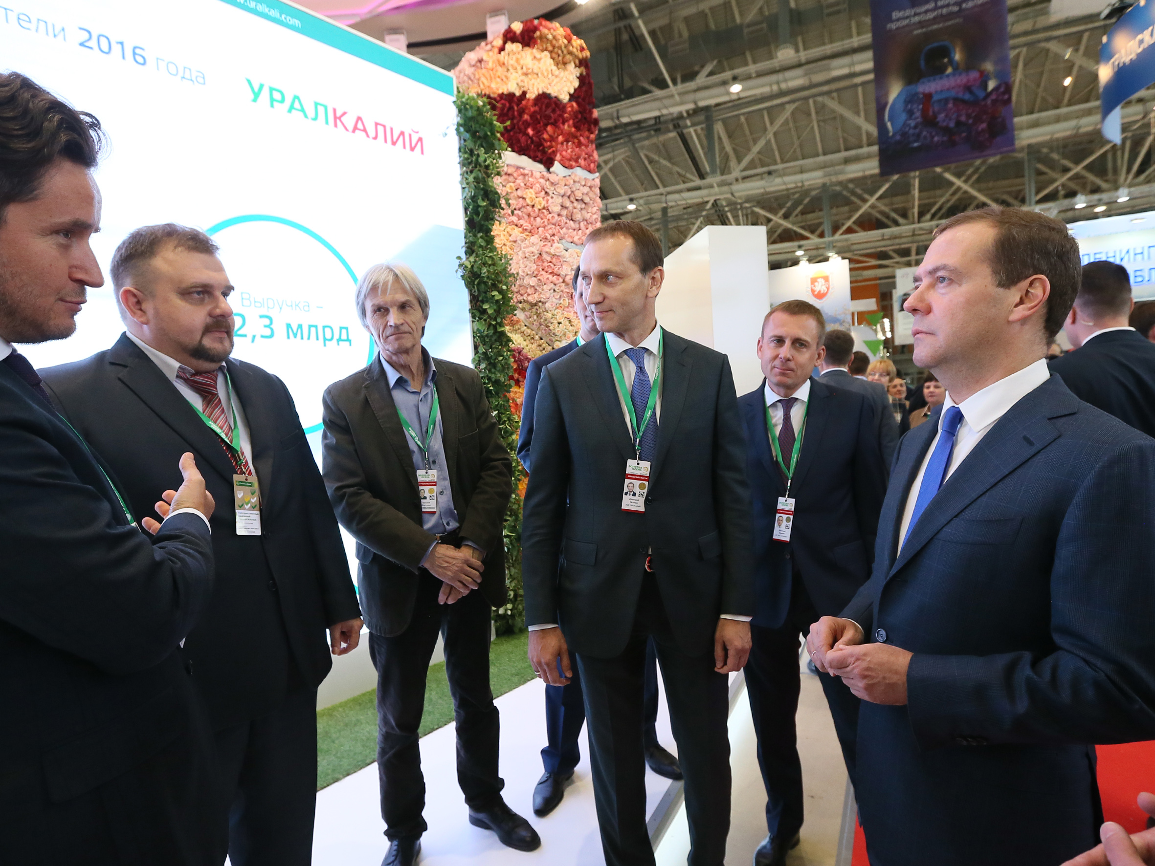 Дмитрий Медведев посетил стенд компании «УРАЛХИМ» на выставке «Золотая осень» и ознакомился с инновационными проектами Фонда «Сколково»